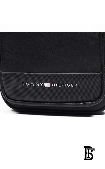 Tommy Hilfiger black leather cross bag image 2